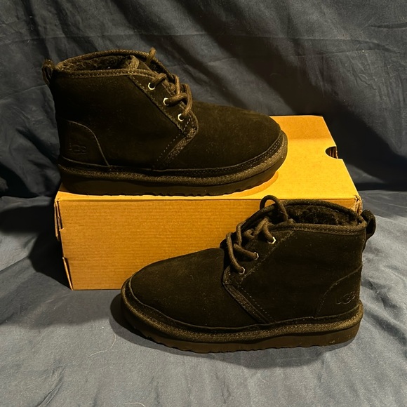 UGG- Neumel II, BLK, 2 kids QS - Picture 1 of 5